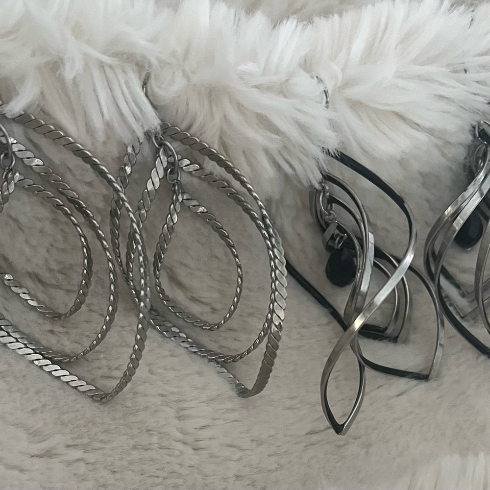 2 earrings for the price of 1 deal. Silver colored earrings.